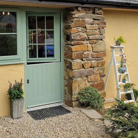 The Bothy Near Tenby, Big Projector Screen, Four-Poster Bed, On-Site Hot Tub Access Via Spa Pack, Breakfast Kültér fotó