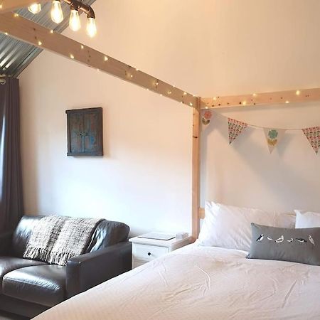 The Bothy Near Tenby, Big Projector Screen, Four-Poster Bed, On-Site Hot Tub Access Via Spa Pack, Breakfast Kültér fotó
