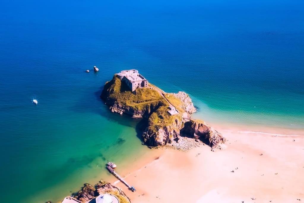 The Bothy Near Tenby, Big Projector Screen, Four-Poster Bed, On-Site Hot Tub Access Via Spa Pack, Breakfast Kültér fotó