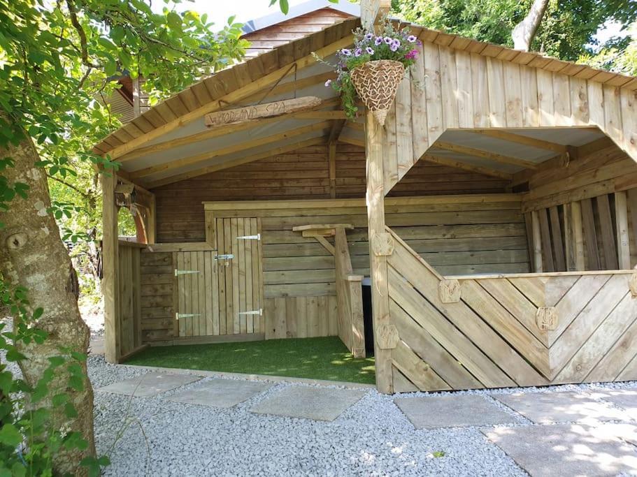 The Bothy Near Tenby, Big Projector Screen, Four-Poster Bed, On-Site Hot Tub Access Via Spa Pack, Breakfast Kültér fotó