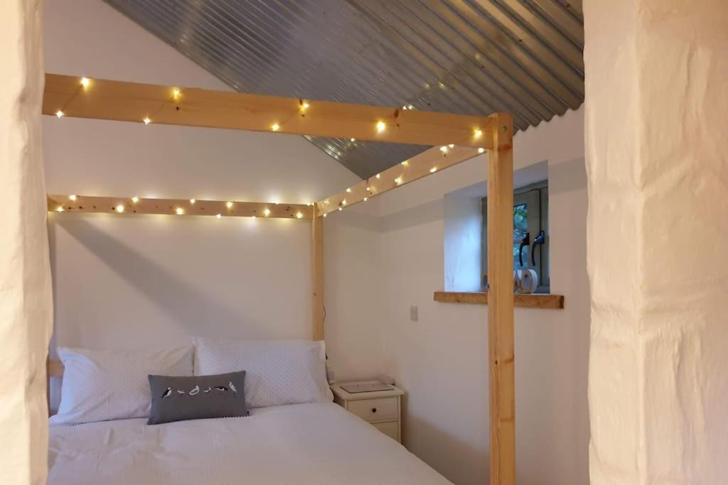 The Bothy Near Tenby, Big Projector Screen, Four-Poster Bed, On-Site Hot Tub Access Via Spa Pack, Breakfast Kültér fotó