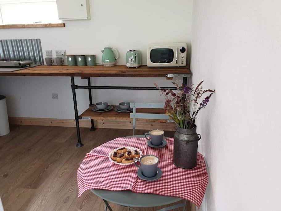 The Bothy Near Tenby, Big Projector Screen, Four-Poster Bed, On-Site Hot Tub Access Via Spa Pack, Breakfast Kültér fotó