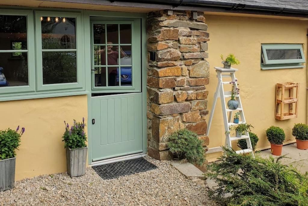 The Bothy Near Tenby, Big Projector Screen, Four-Poster Bed, On-Site Hot Tub Access Via Spa Pack, Breakfast Kültér fotó