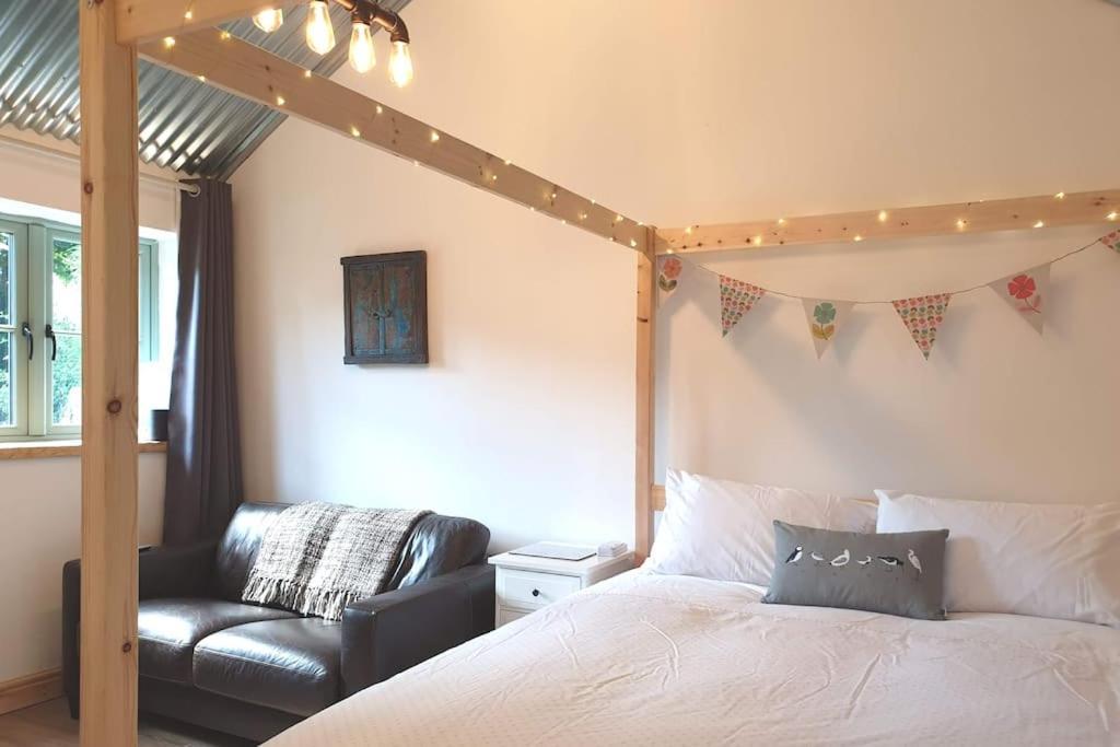 The Bothy Near Tenby, Big Projector Screen, Four-Poster Bed, On-Site Hot Tub Access Via Spa Pack, Breakfast Kültér fotó