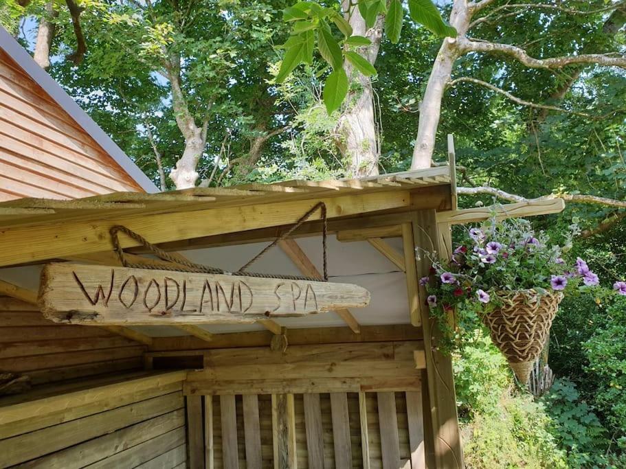 The Bothy Near Tenby, Big Projector Screen, Four-Poster Bed, On-Site Hot Tub Access Via Spa Pack, Breakfast Kültér fotó