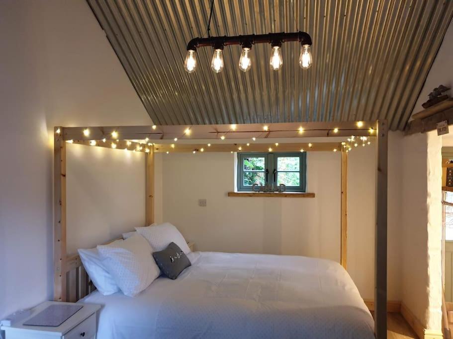 The Bothy Near Tenby, Big Projector Screen, Four-Poster Bed, On-Site Hot Tub Access Via Spa Pack, Breakfast Kültér fotó