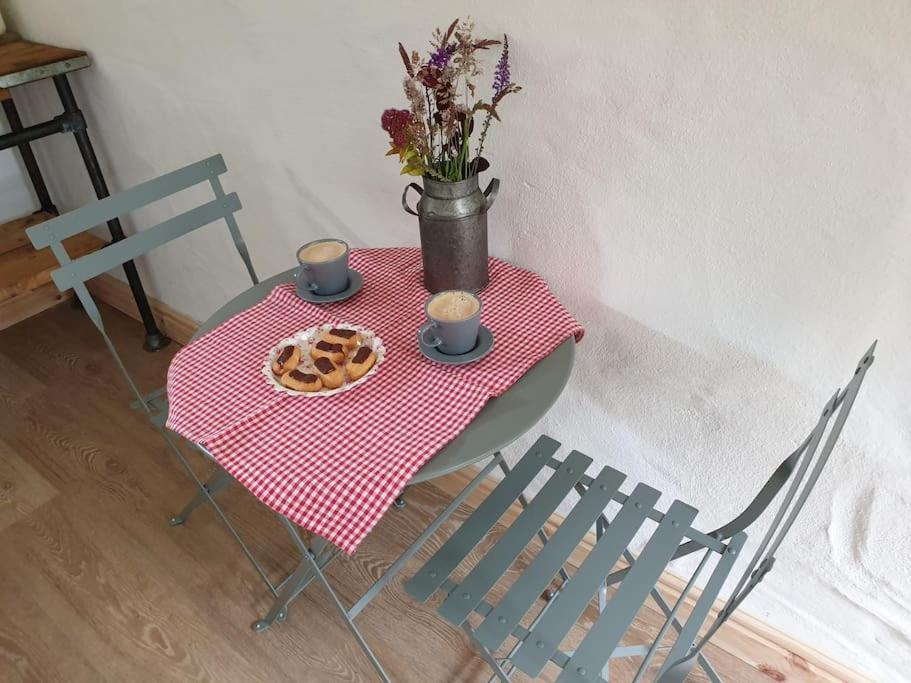 The Bothy Near Tenby, Big Projector Screen, Four-Poster Bed, On-Site Hot Tub Access Via Spa Pack, Breakfast Kültér fotó